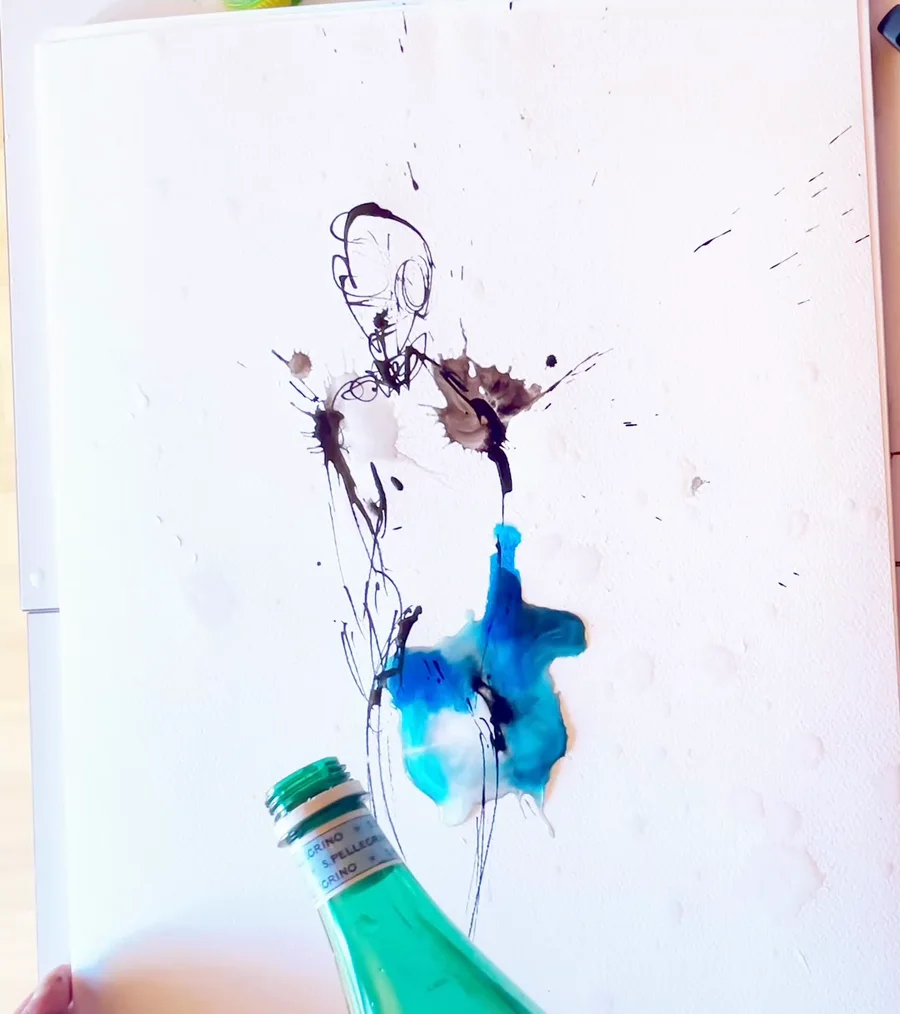 Une figure à l’encre, traversée de bleus et de violets, en cours de création