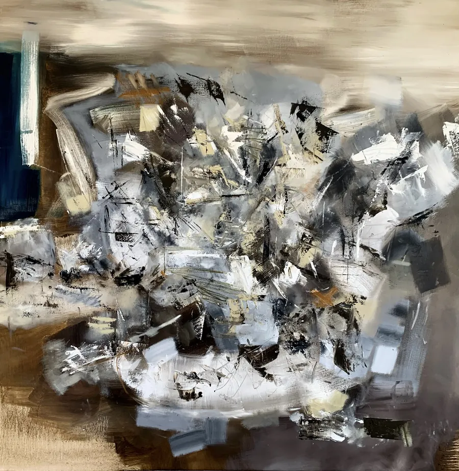 Peinture abstraite en gris, blanc et noir, photographiée à l’atelier