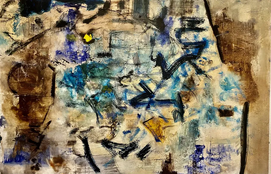 Peinture aux traces bleues et noires sur un fond brun et ocre