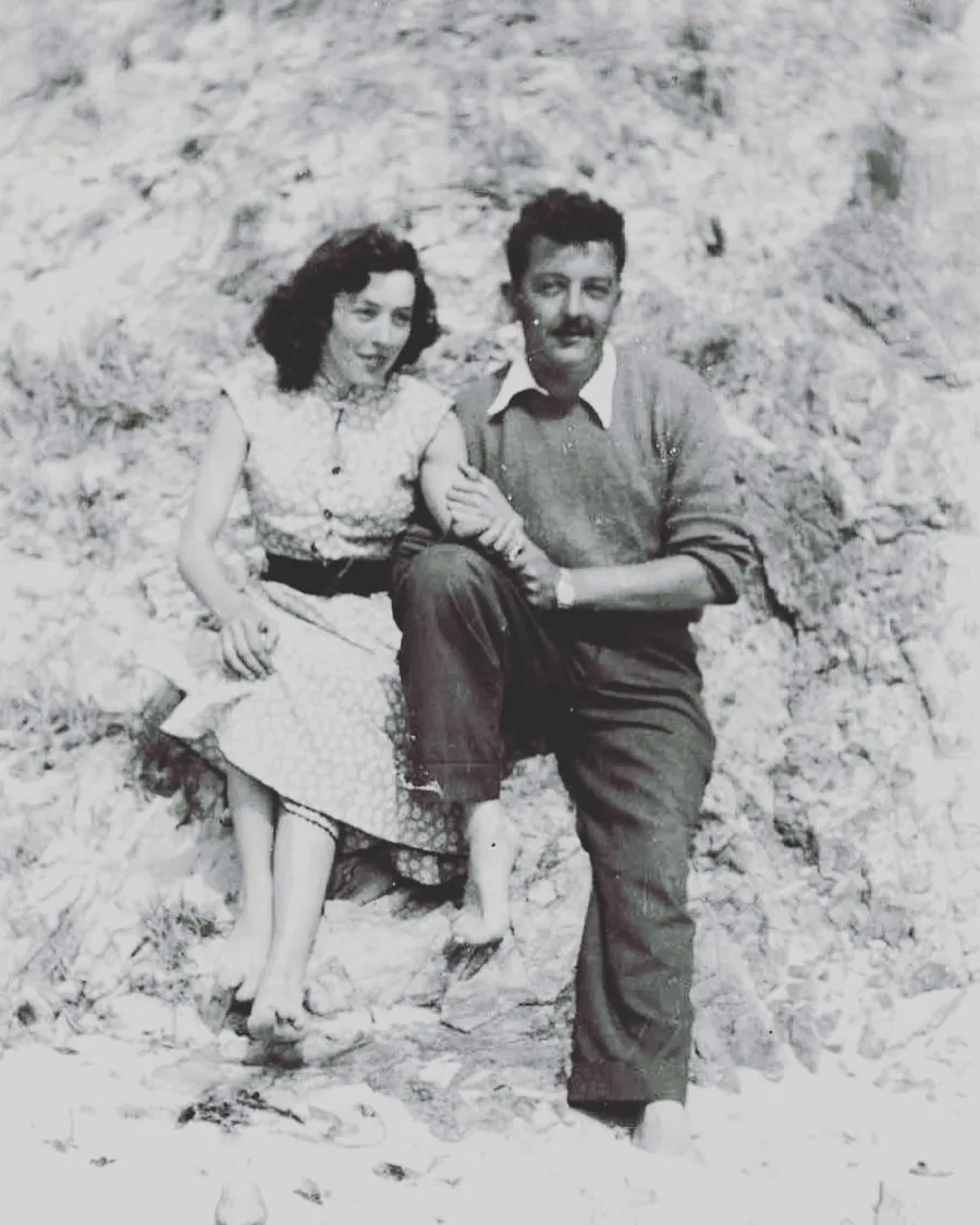 Photographie ancienne en noir et blanc de deux personnes debout