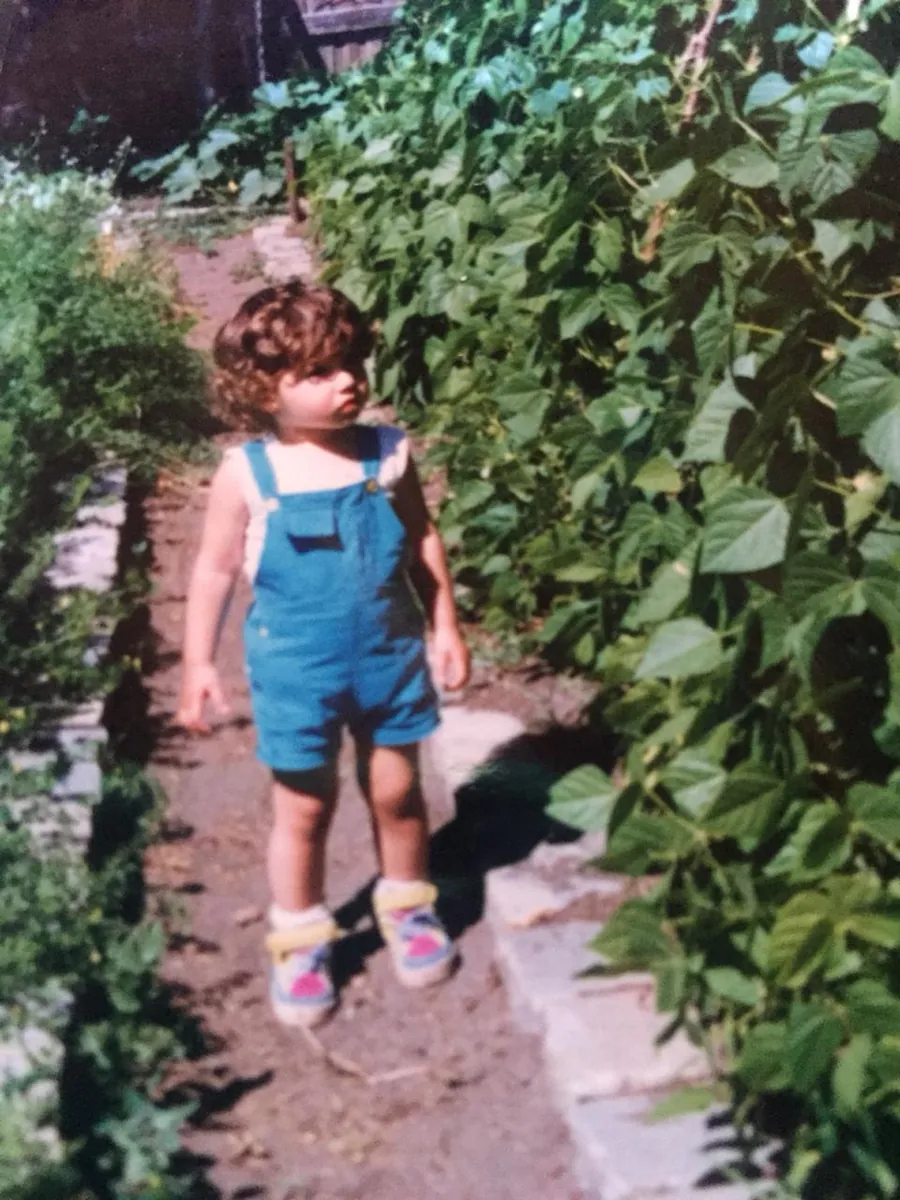Photographie ancienne d’un enfant dans un jardin