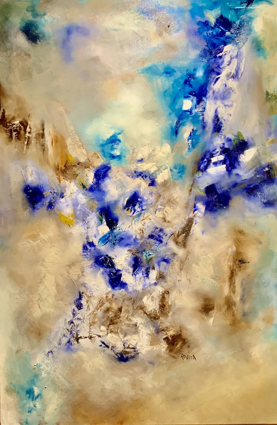 Vue d’une peinture aux traces bleues et ocres