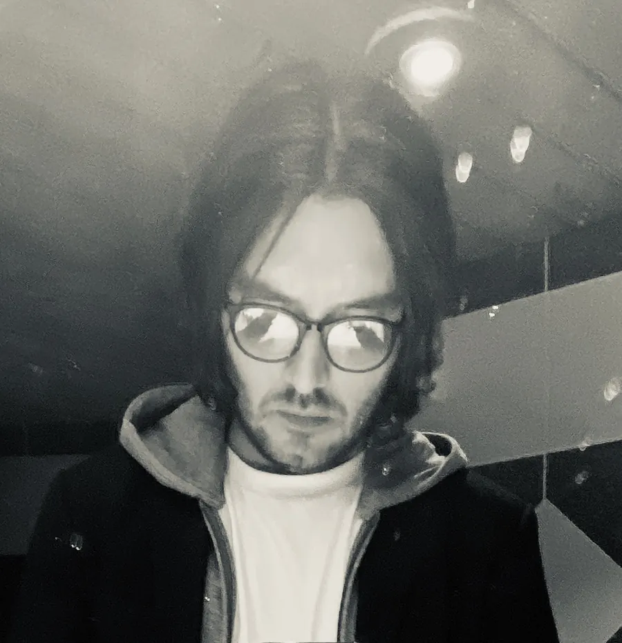 Portrait en noir et blanc, visage incliné et lunettes
