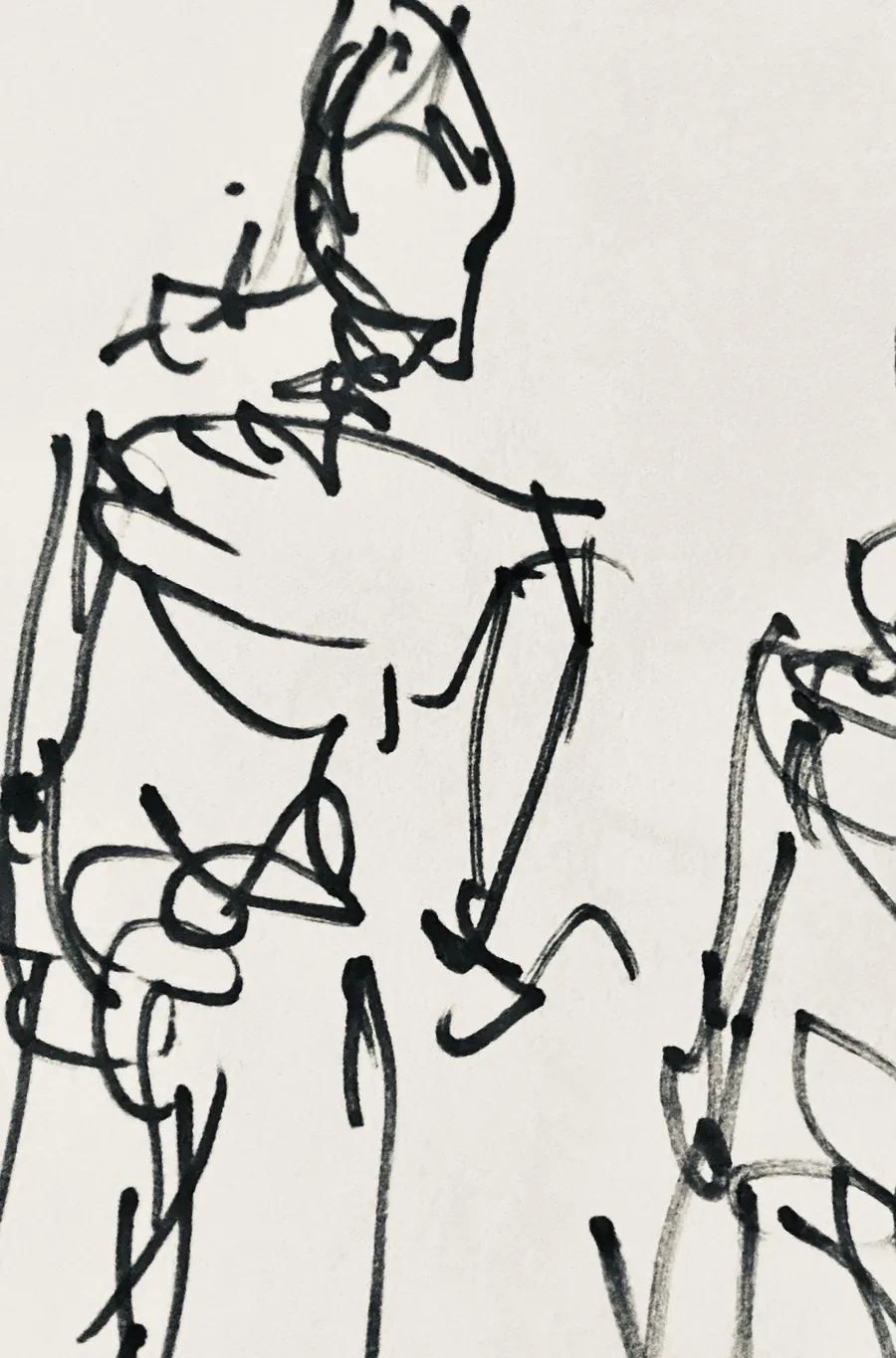 Figure dessinée à l’encre sur une page claire