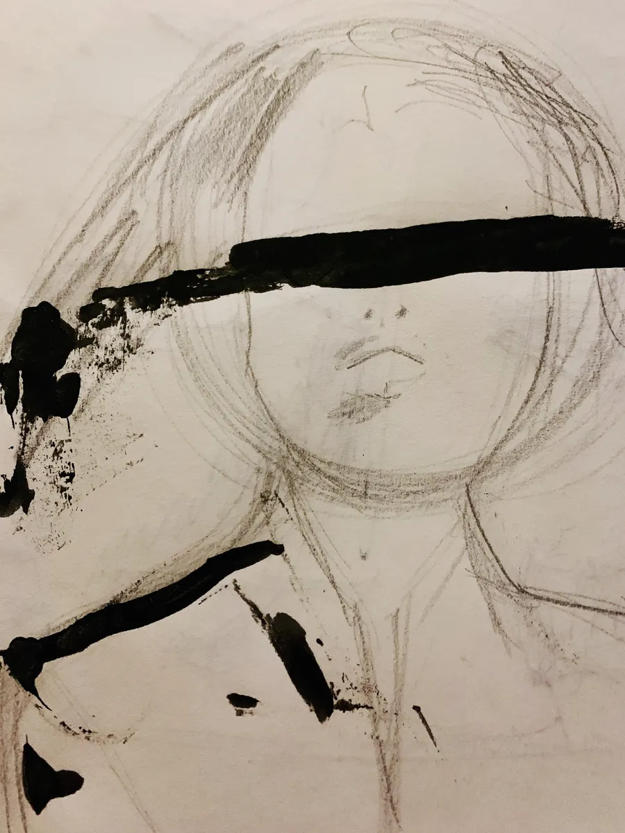 Visage au crayon traversé par deux grandes traces d’encre noire