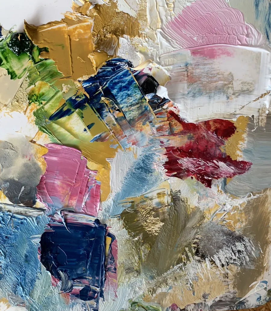 Gros plan sur des empâtements roses, bleus, verts et jaunes