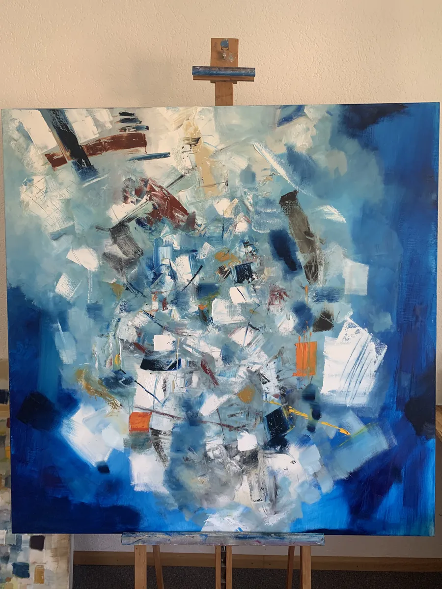 La toile bleue et blanche posée sur un chevalet