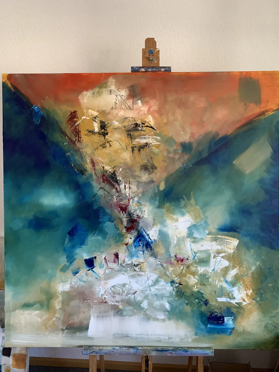 La toile bleue et ocre sur un chevalet