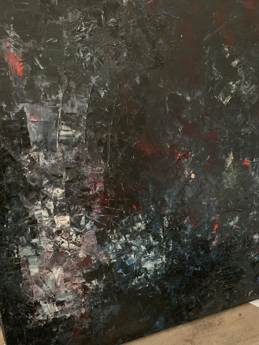 Surface de peinture sombre, traces grises et petites touches rouges