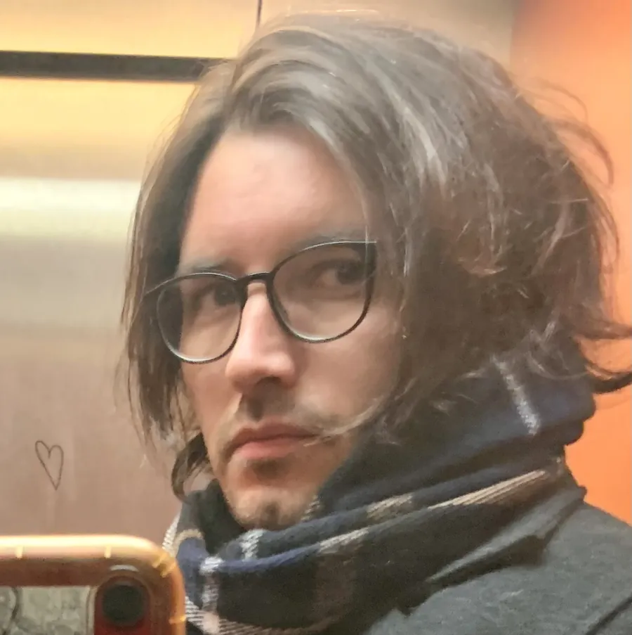 Portrait rapproché, lunettes, cheveux longs et écharpe