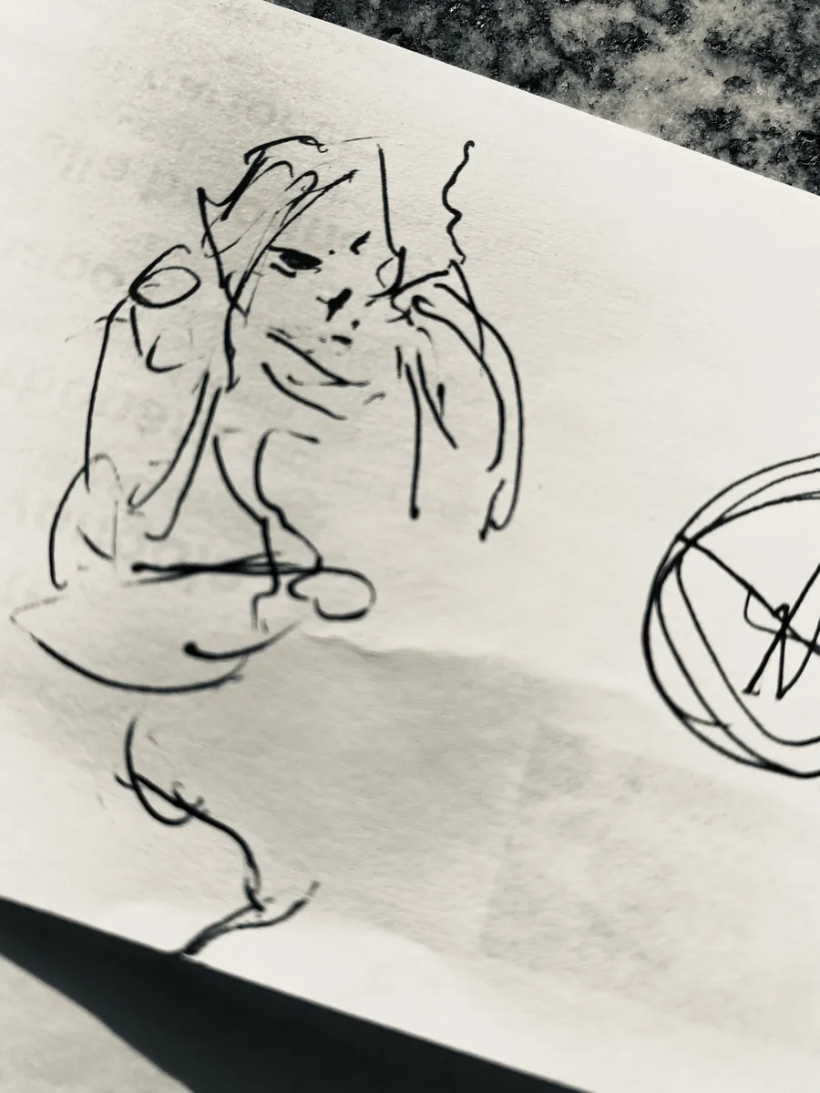 Dessins de figures à l’encre dans un carnet ouvert