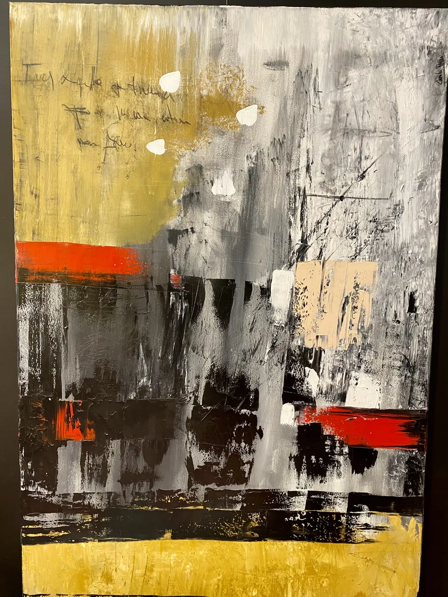Peinture verticale jaune et grise, traversée de petites bandes rouges