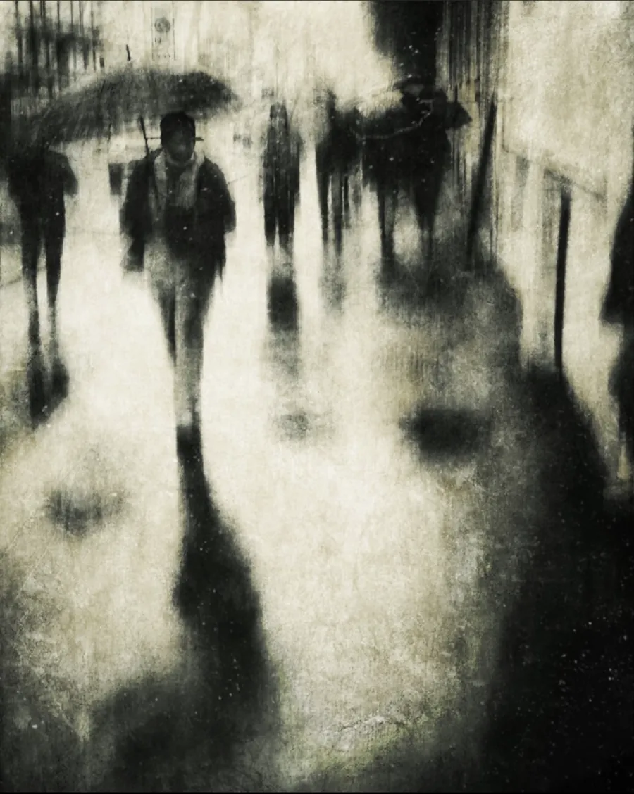 Photographie de silhouettes et d’ombres dans une rue, conservée comme référence visuelle