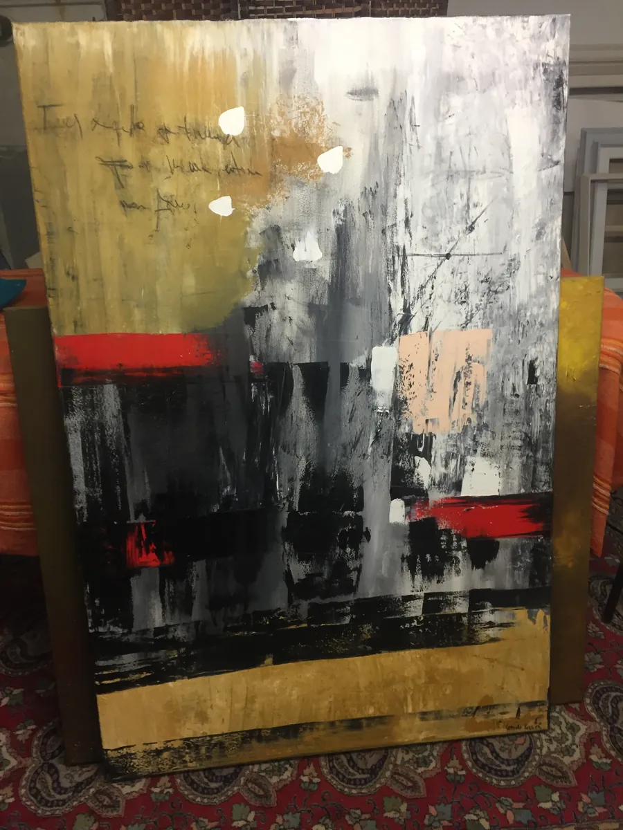 Toile jaune, grise et noire photographiée dans l’atelier