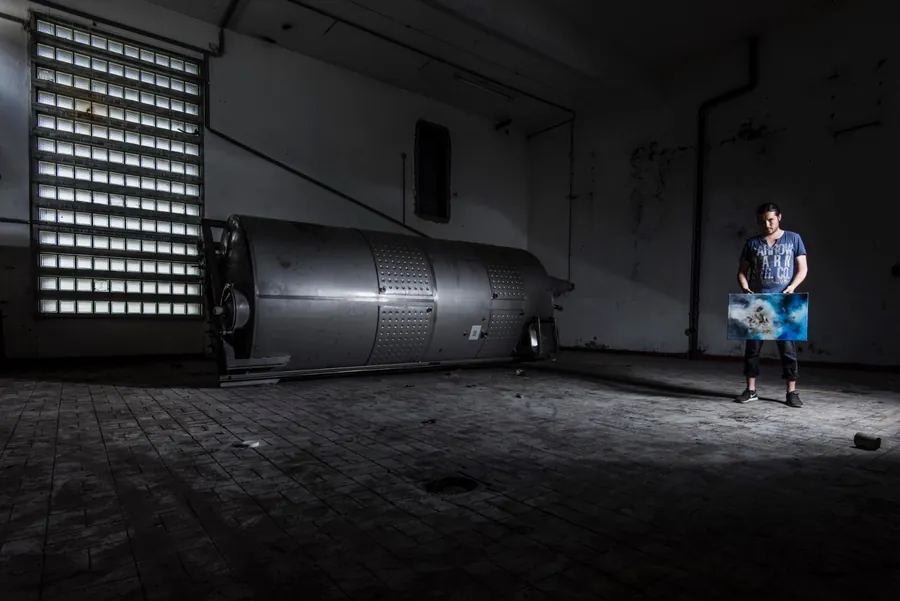 Une petite silhouette dans un grand espace industriel sombre