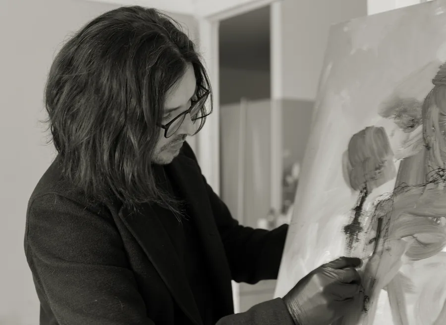 Camilo Rivera peint dans son atelier, photographie en noir et blanc
