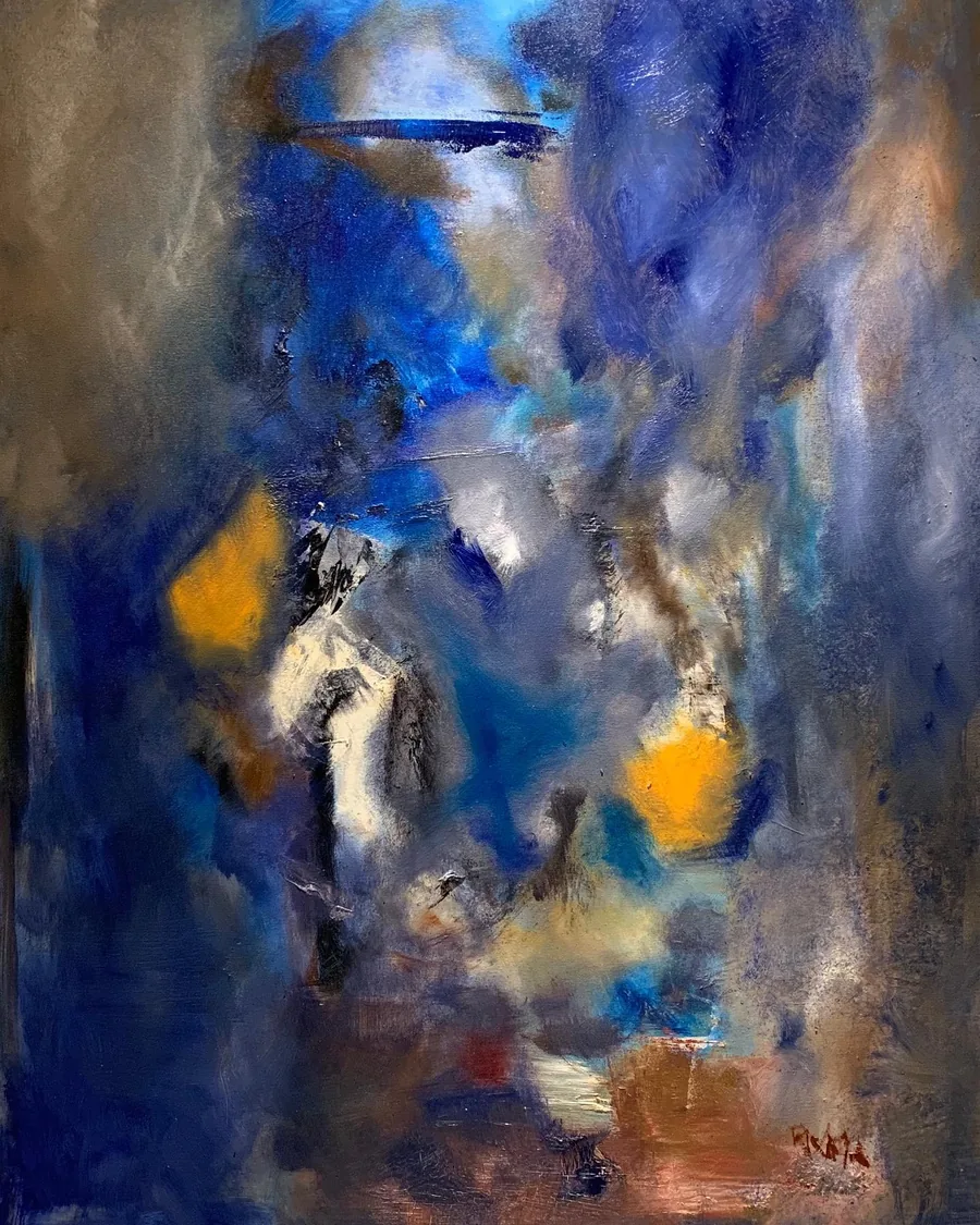 Des figures suggérées dans une peinture bleue et ocre