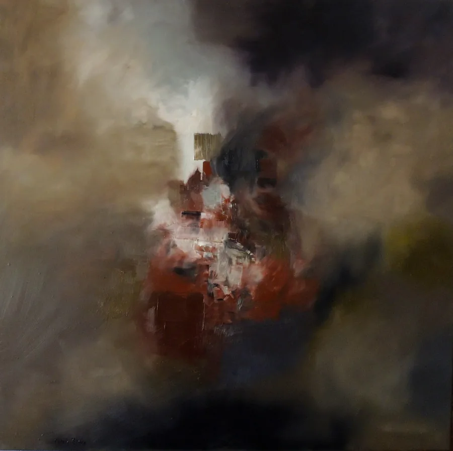 Une forme rouge se devine dans des brumes grises