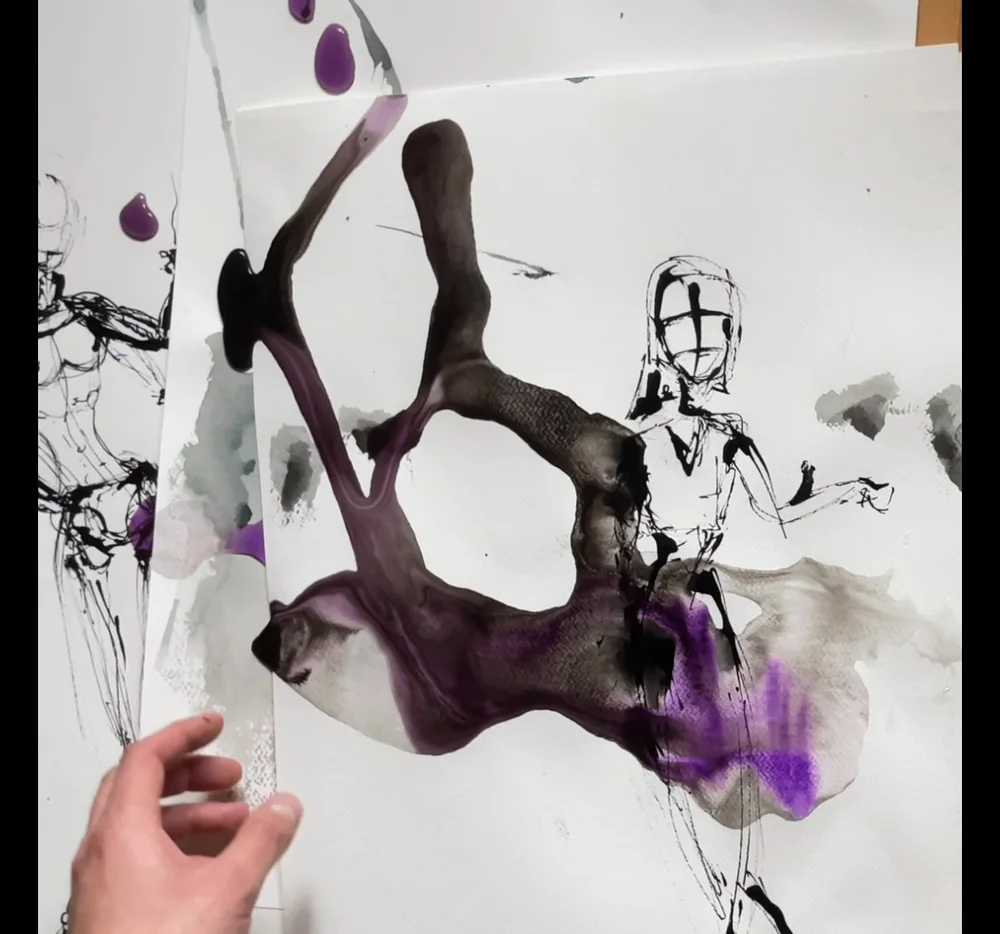 Deux silhouettes se dessinent. Puis le violet se diffuse sur le papier.