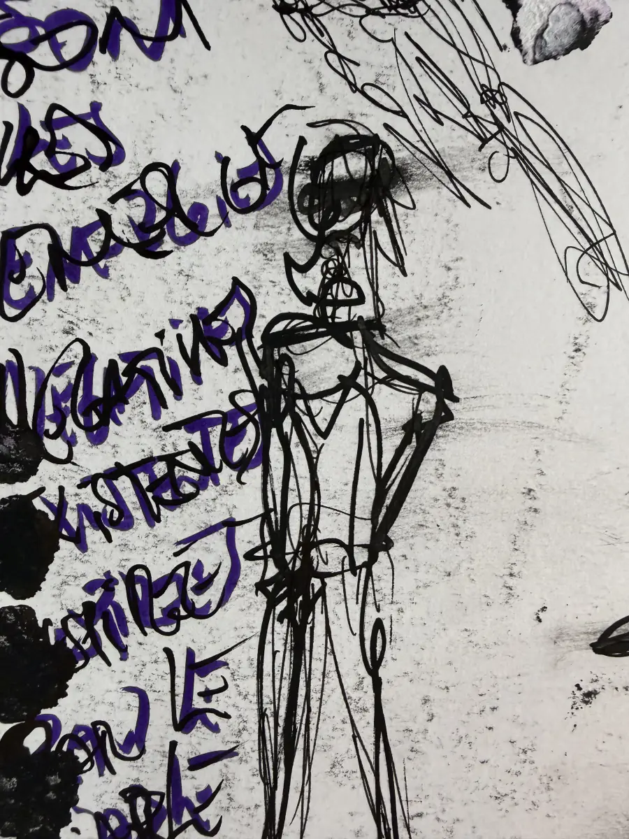 Une silhouette debout au-dessus de mots au feutre violet