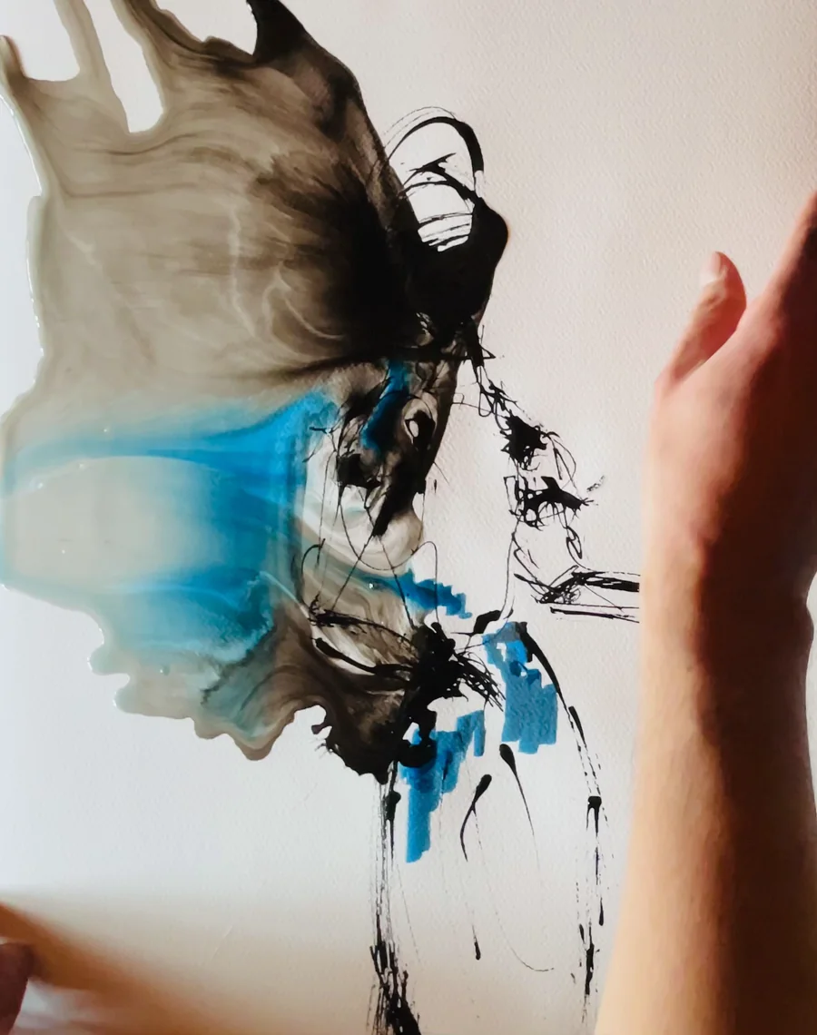 Autour d’une figure, les encres noires et bleues coulent et se rencontrent.