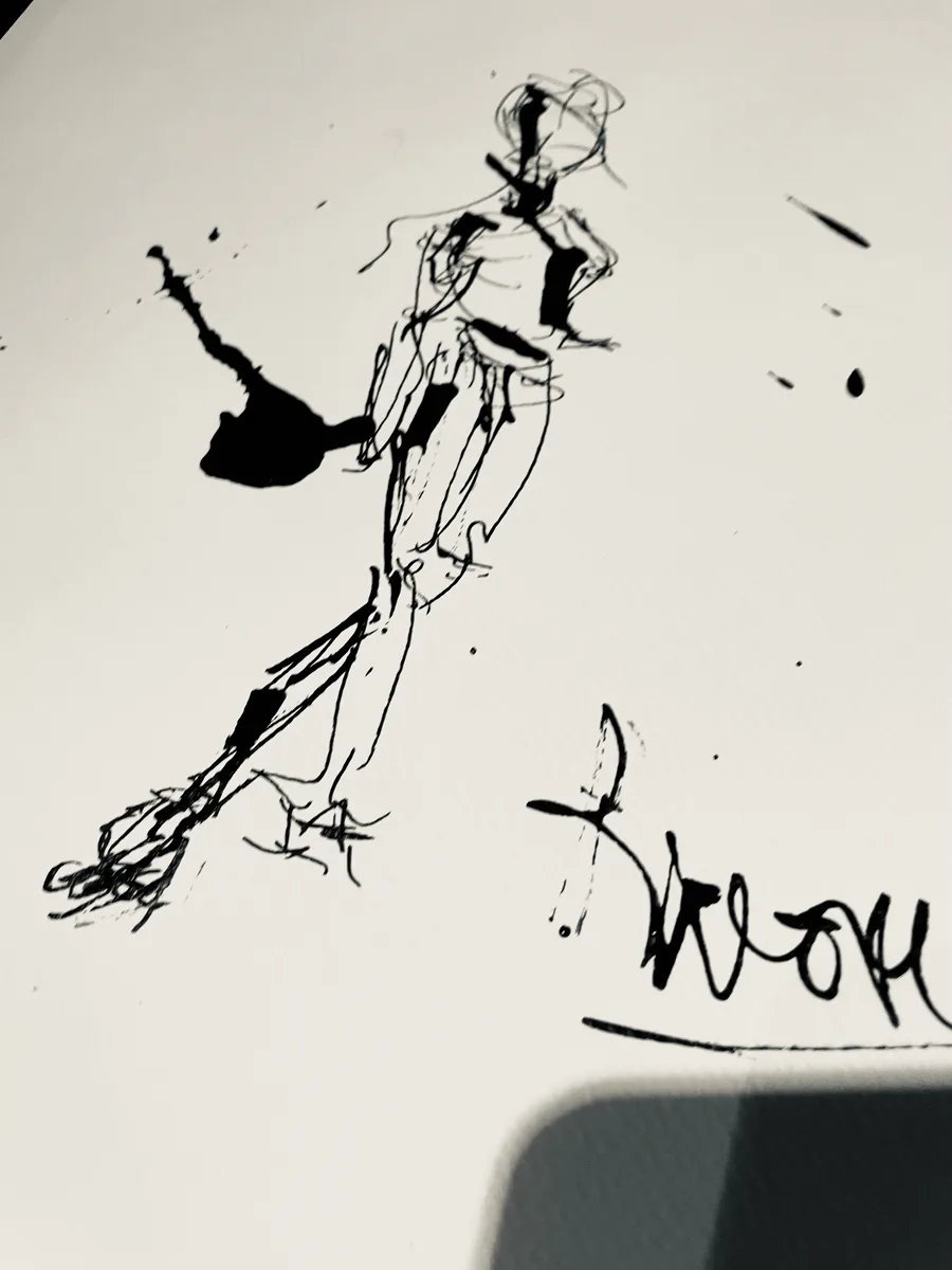 Une figure à l’encre noire, entourée d’éclaboussures