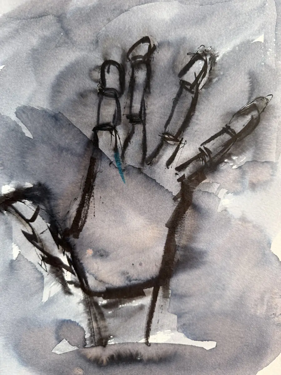 Une main ouverte à l’encre noire sur un lavis gris