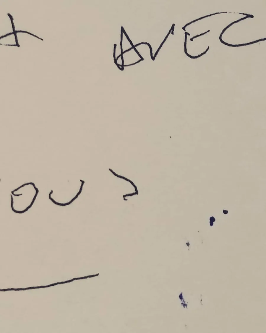Quelques mots manuscrits et des taches d’encre sur le papier