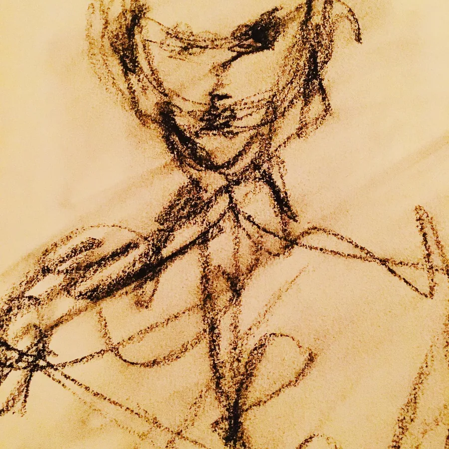 Un visage aux traits bruns sur fond jaune