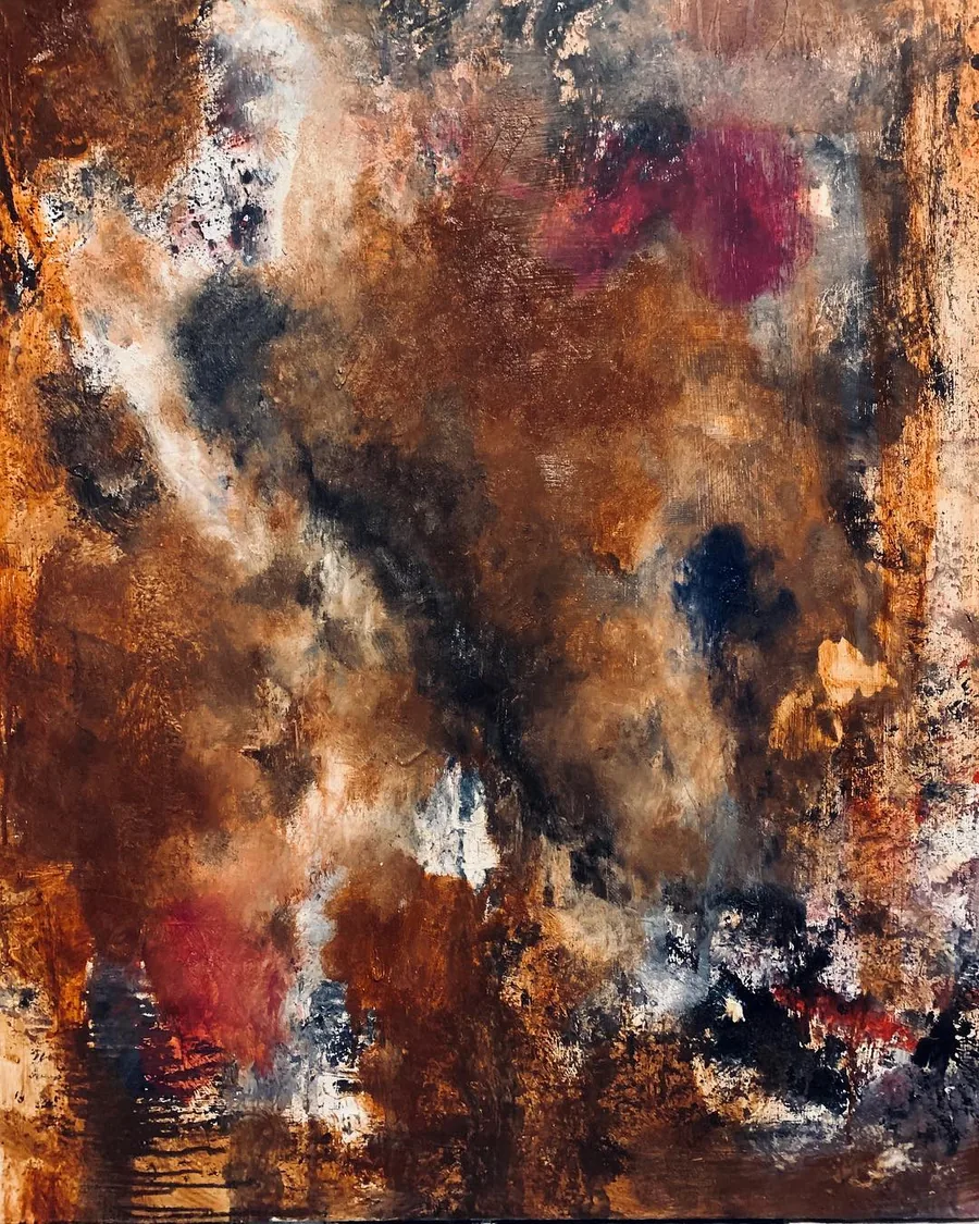 Matière peinte aux tons de rouille, de noir et d’ocre