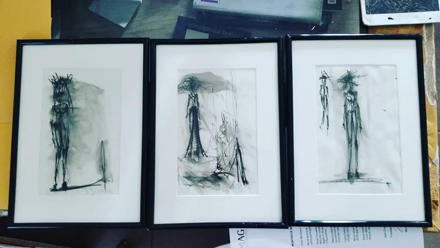 Trois dessins à l’encre dans leurs cadres noirs