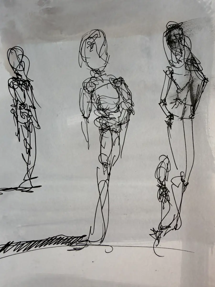 Trois silhouettes au trait sur un lavis gris