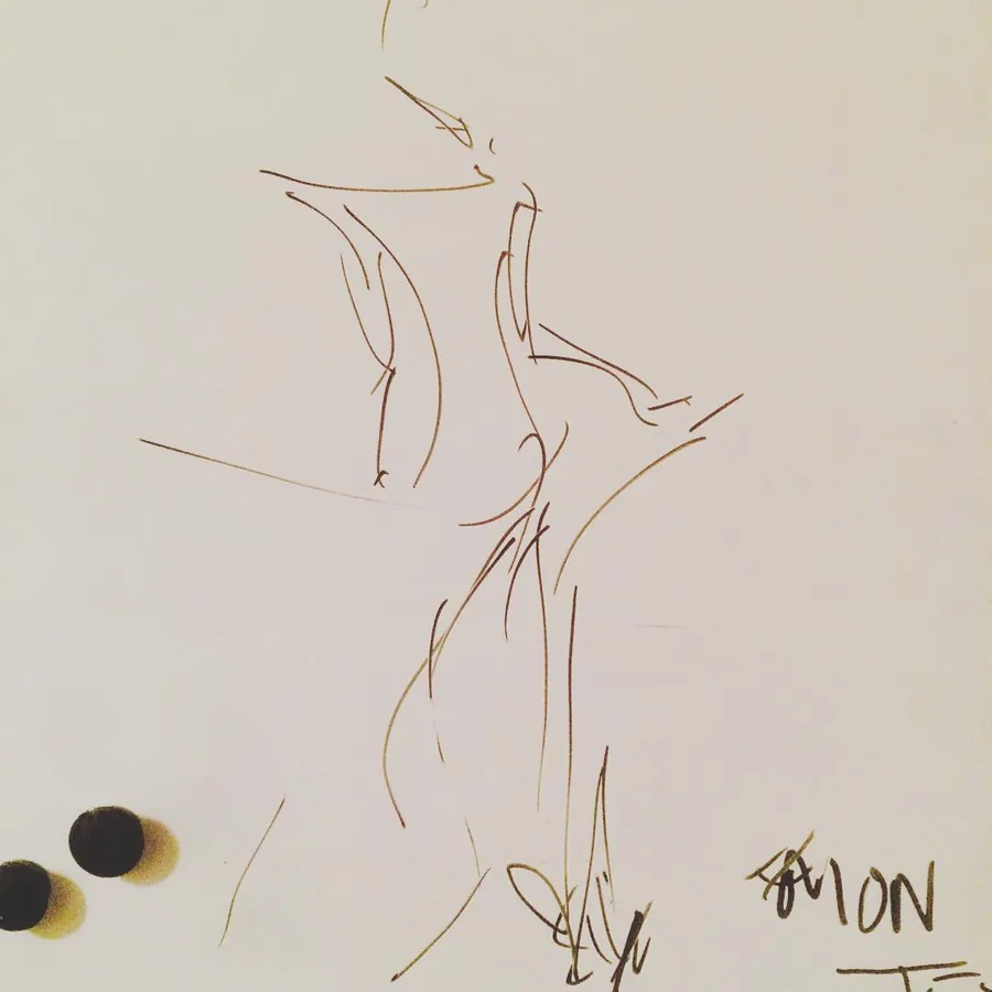 Une silhouette tracée finement sur une page