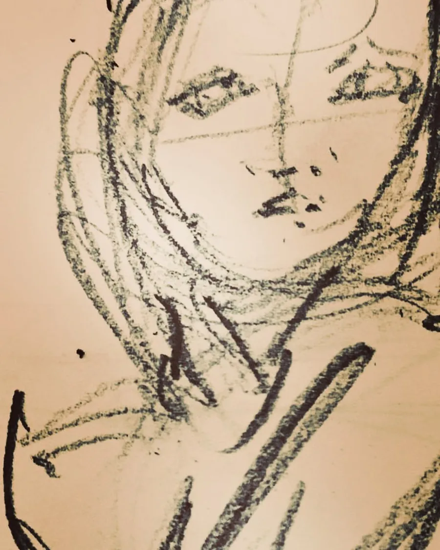 Un visage esquissé sur un papier ocre