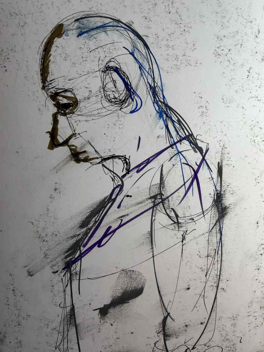 Un visage au fusain traversé de traits bleus