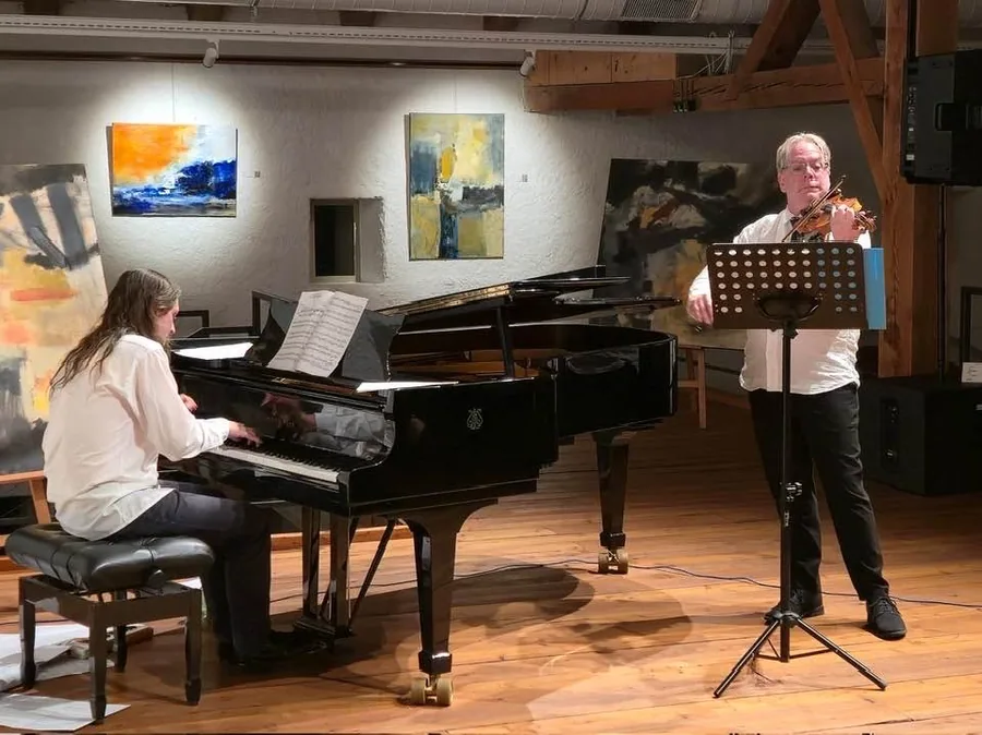 Piano et lecture parmi les tableaux