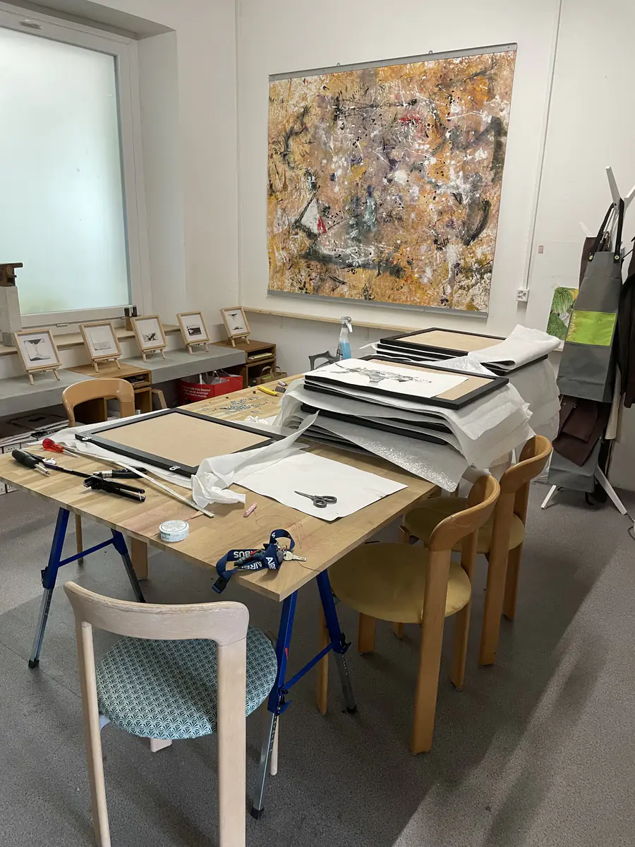 Cadres, papiers et outils sur la table