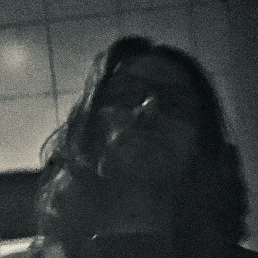 Portrait sombre dans un reflet