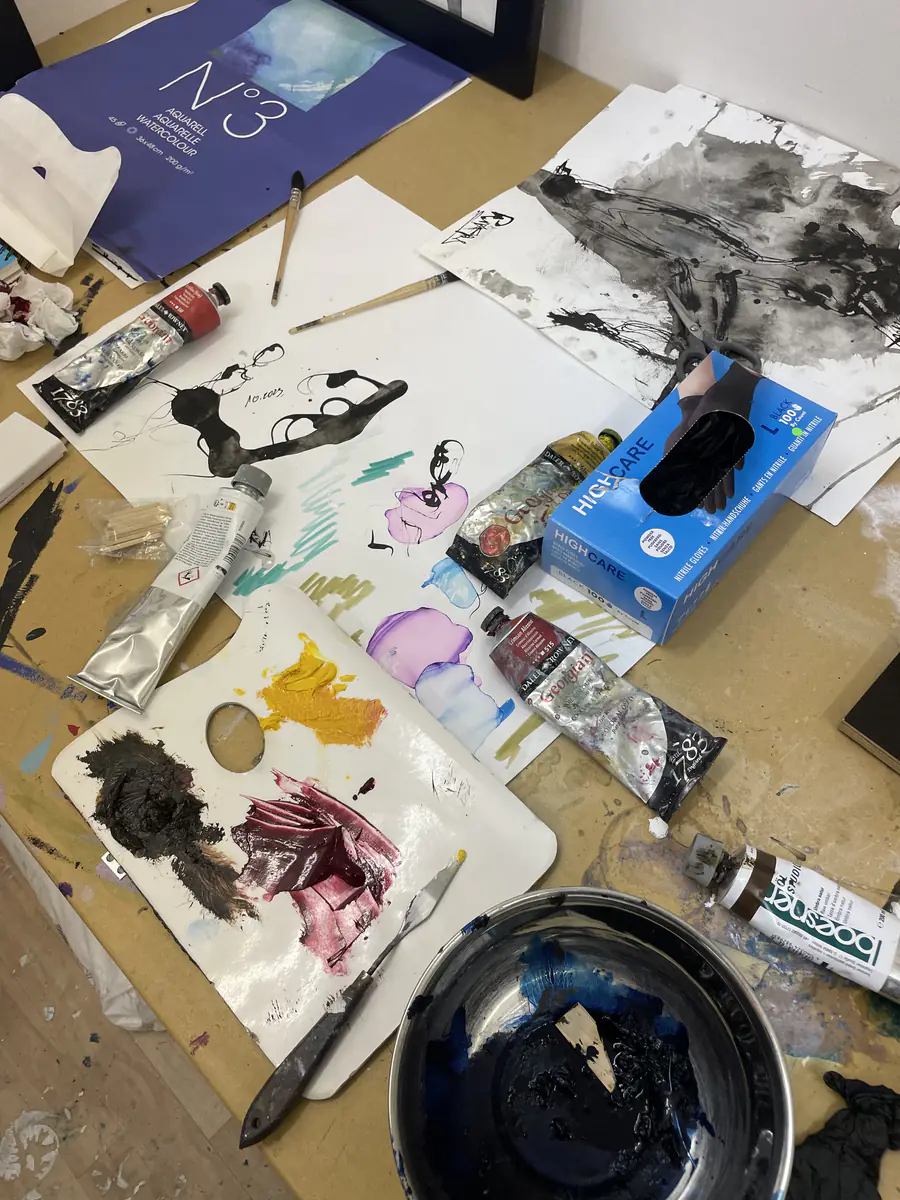 La table de travail, entre encres et outils