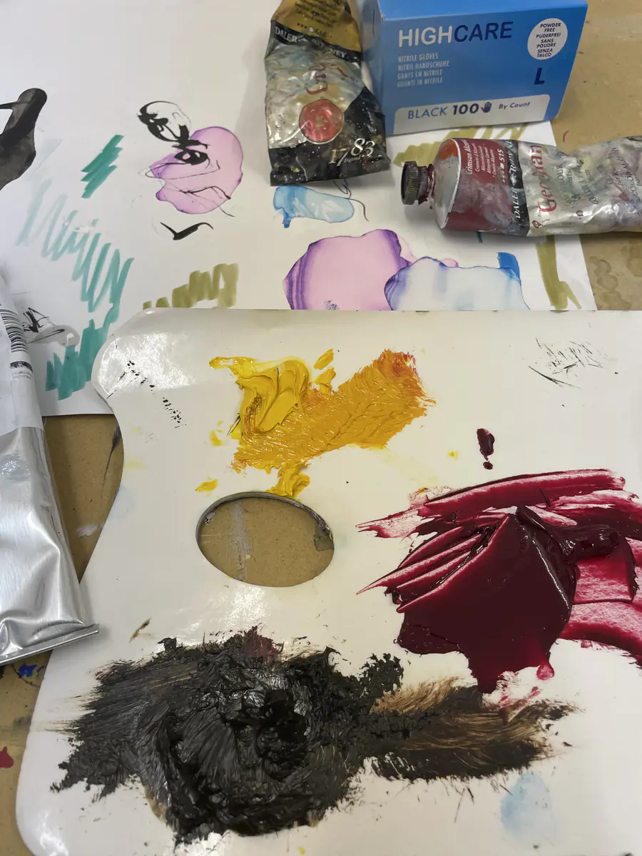 Palette, couleurs épaisses et papiers