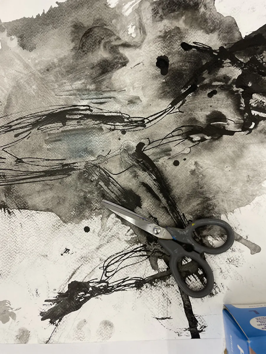 Une paire de ciseaux sur le papier taché