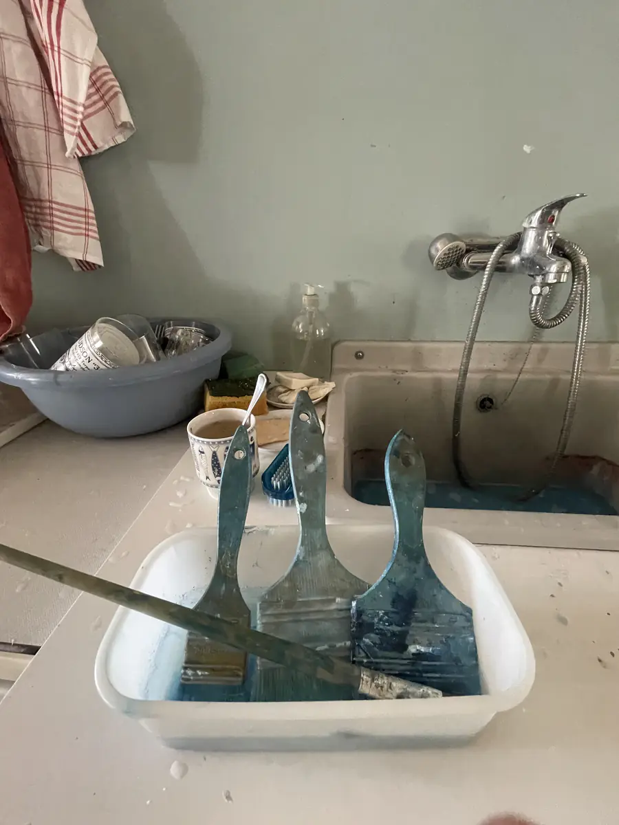 Les outils au bord de l’évier