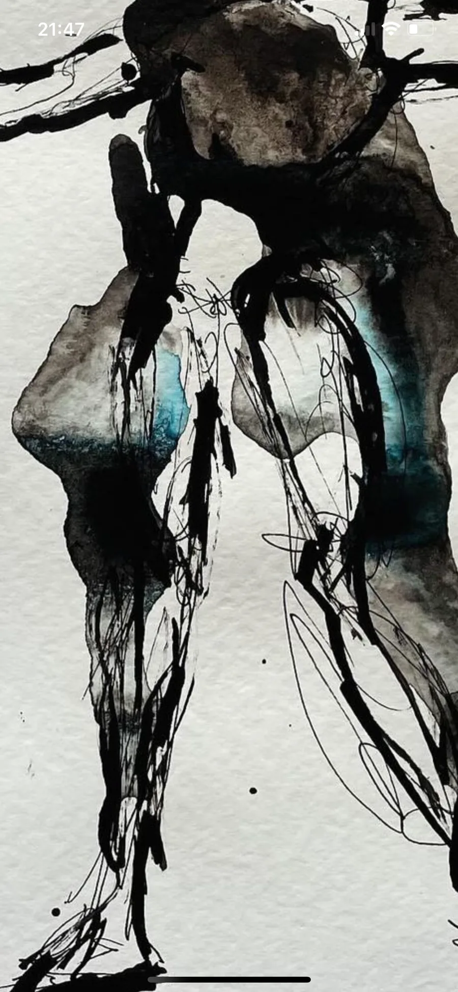 Une figure noire et bleue, vue de près