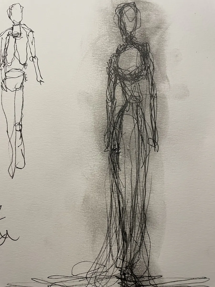 Une figure au crayon et son écho