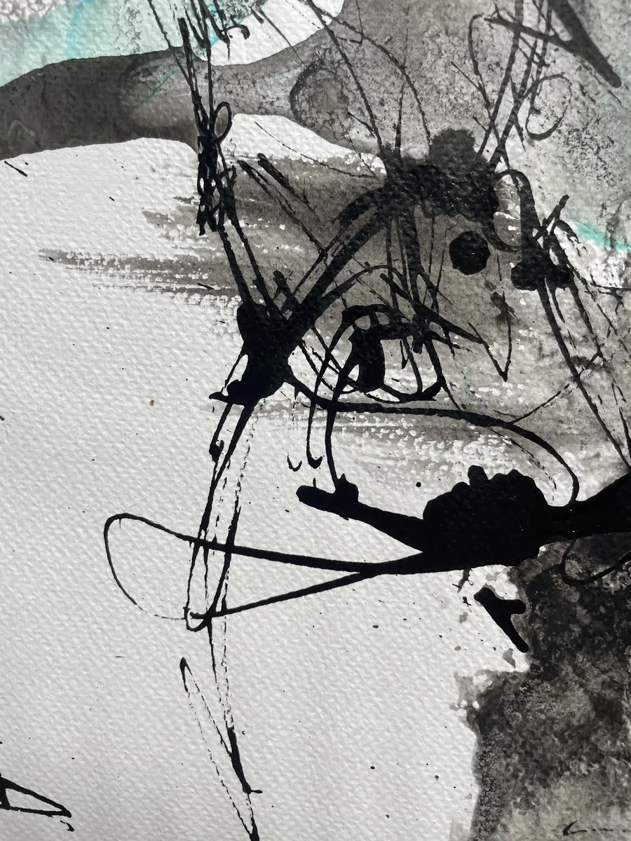 Un nœud de traits et d’encre noire