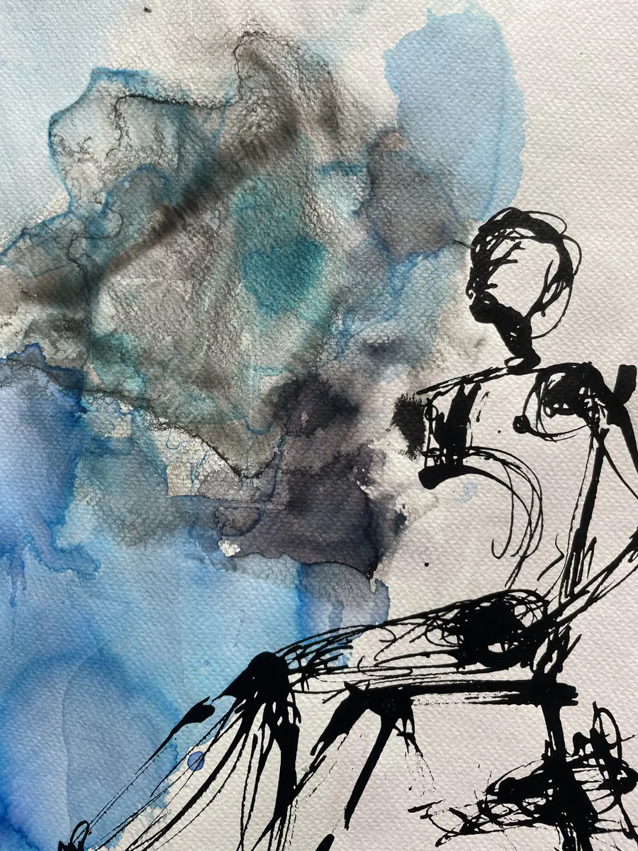 Une figure assise dans le bleu