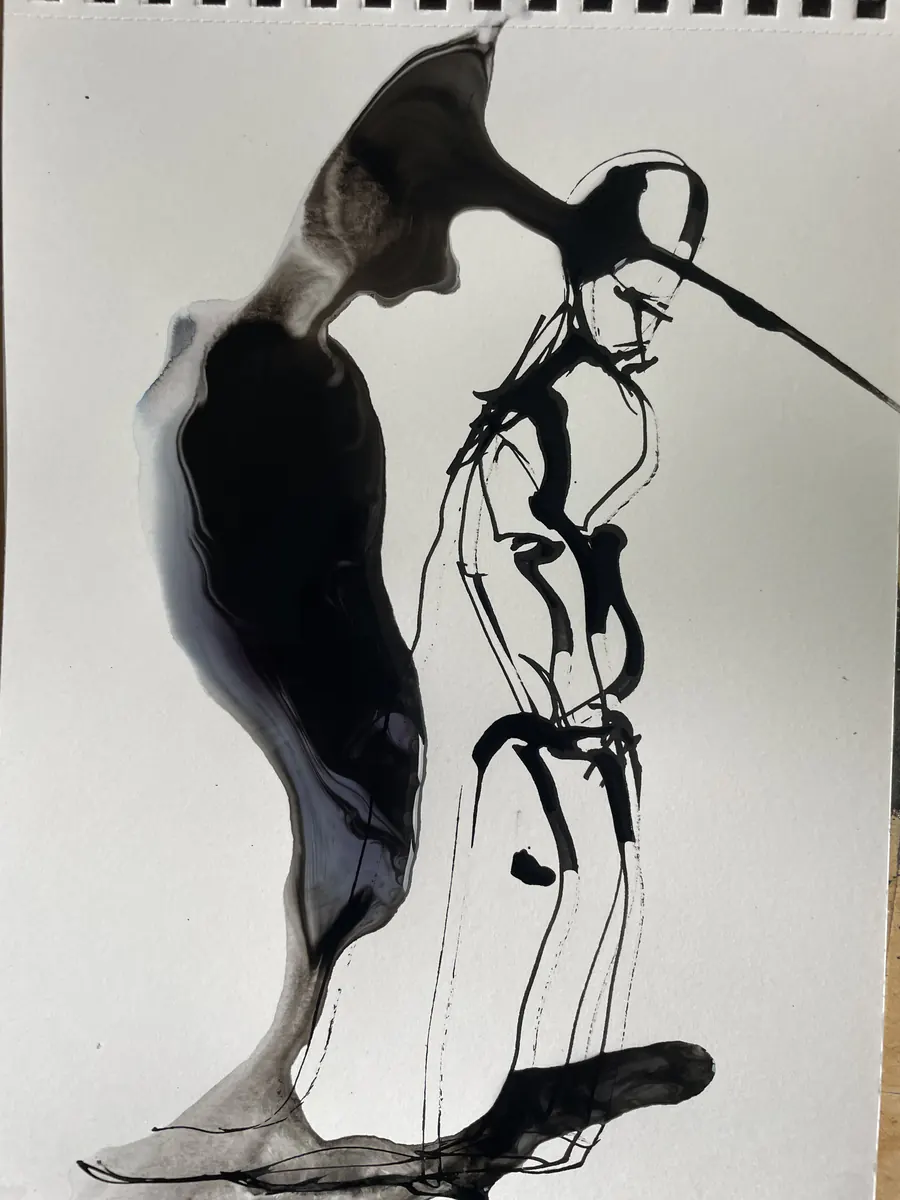 L’encre noire enveloppe la figure