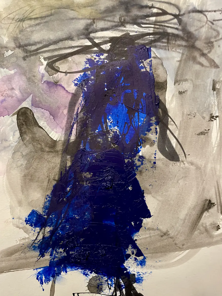 Bleu dense, traits et papier froissé