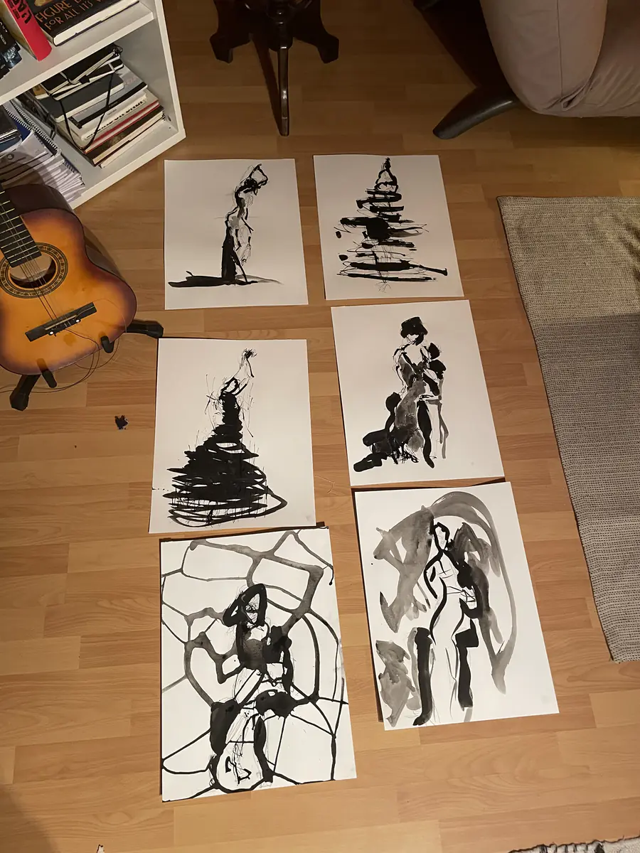 Des dessins étalés au sol