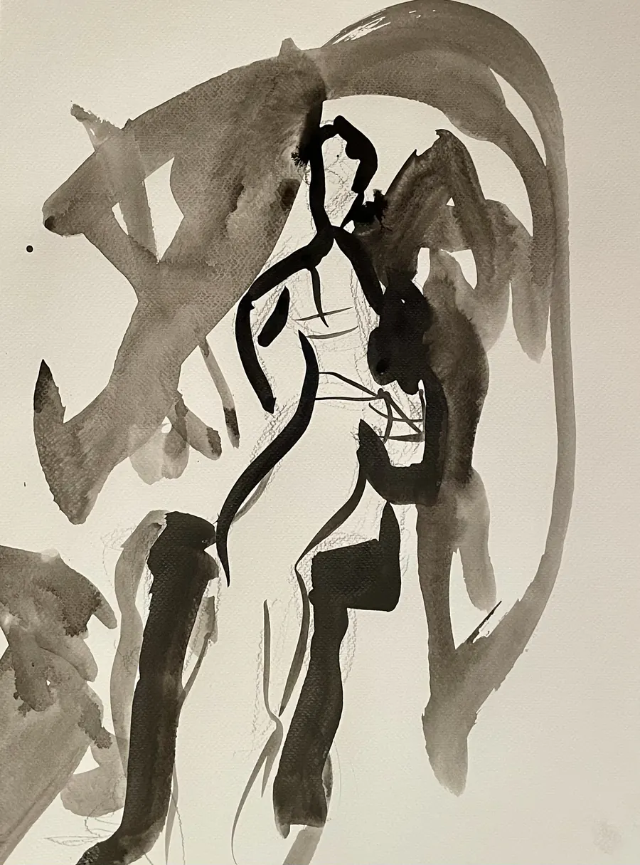Une figure dans de larges gestes gris